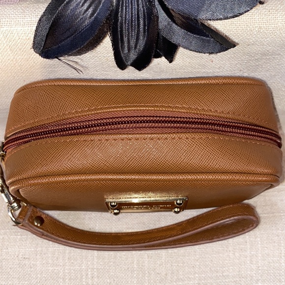 Michael Kors wristlet or cosmetic 💝 - Picture 4 of 6